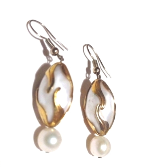 VINTAGE IVORY FAUX PEARL GOLD-TONE ACCENTS DROP DANGLE HOOK 1.5" EARRINGS - Picture 4 of 8